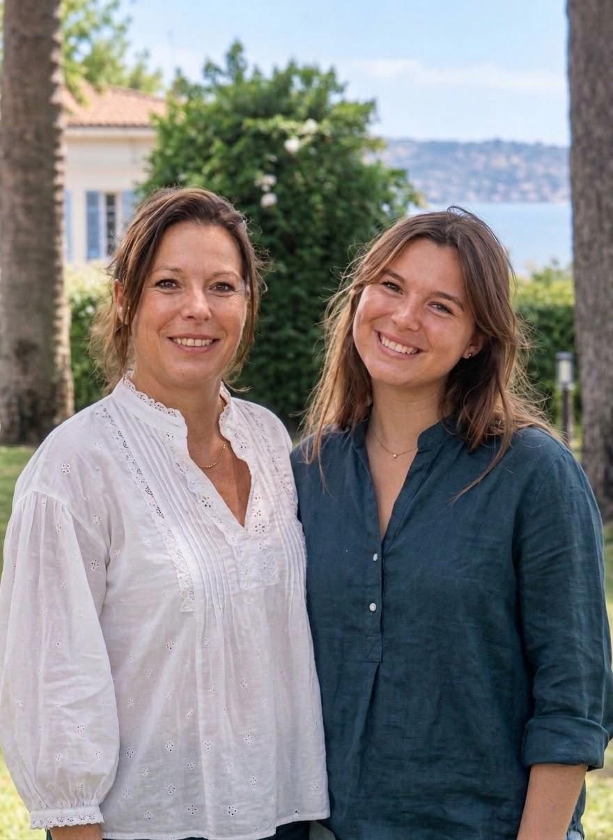 Les deux architectes de CKX Architecture, mère et fille, dans un jardin face à la mer